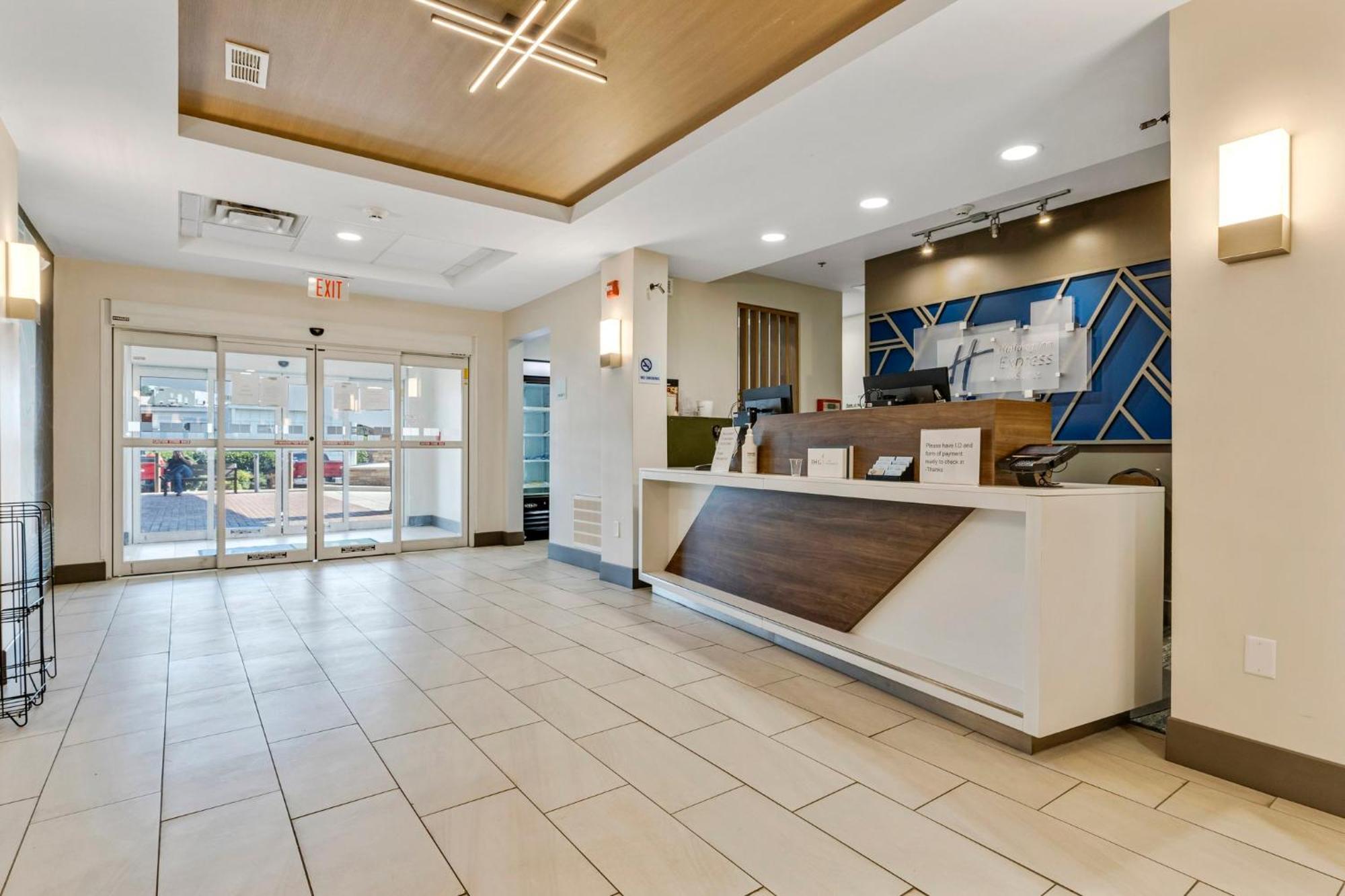 Holiday Inn Express Hotel & Suites Starkville, An Ihg Hotel Exterior foto